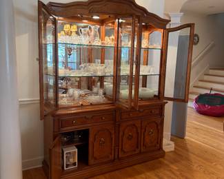 Thomasville china hutch