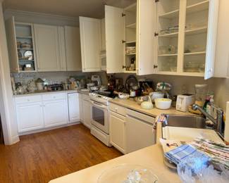 Tons of kitchen items