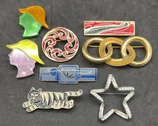 Brooches / Pins 