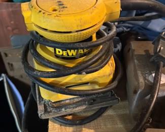 DEWALT D26451 Random Orbit Palm Sander