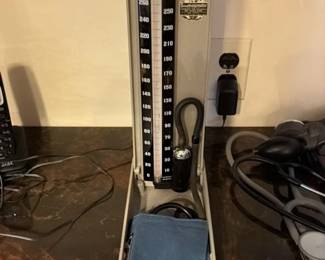 Smithsonian Mercury Aneroid Sphygmomanometer