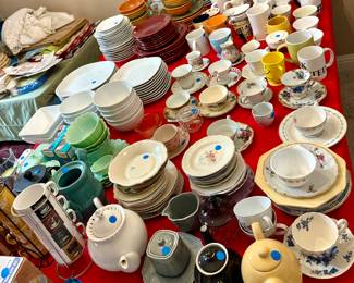 Dishes, cups/saucers, tea pots
