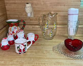 Santa pitcher, sugar and creamer, S&P, and a coffee cup....so cute. Wax warmer light needs a new bub....it's on my list.