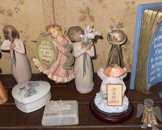 Angels of various sizes and other miniatures