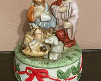 Great musical figurine. All the figurines that are musical were tested and are working. There are about a dozen in this sale.
