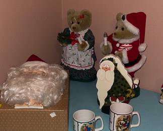 More vintage Santas. I used to have that bear set, I think I gave them to my daughter, or maybe I still have them. I can't even remember anymore.