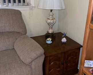 End table, vintage lamp and decor items