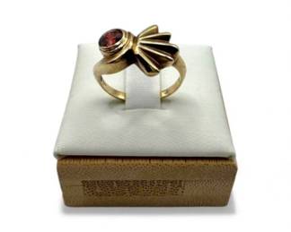 57 10KGoldRingwRedStonePossiblyGarnetSize6243g