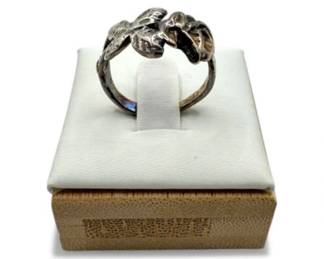 84 14KWhiteGoldFloralRingSize7Approx45g