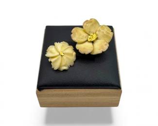 52 CarvedBoneFlowerBroocheswGoldNuggetCenters2pcs