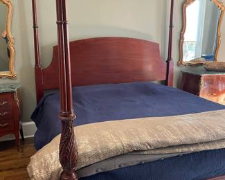 King 4 poster bed (Mattress, linens, mirrors NFS) )