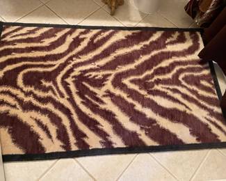 approx 2' x 3' area rug