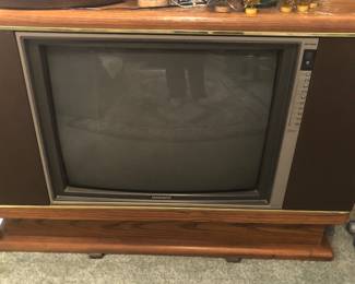 PRE-SALE Magnavox STAR Console TV we don’t know if it works is 42” wide x 17” deep x 29” tall $35
