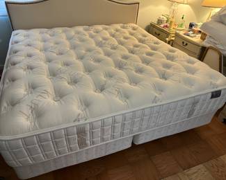 Kluft king bed new condition