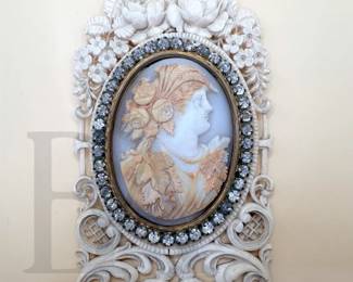 ANTIQUE CAMEO IN IVORY