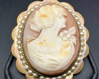 Vintage Cameo Brooch