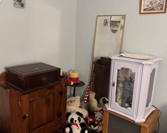 Long mirror
White lighted cabinet
Plant stand
Wrapping paper