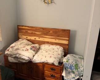 Nice Cedar Chest Bench
Comforters
Quilts
Hand made Quilts
Signer sewing machine