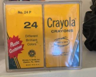 Crayola 24 Count Crayons in Plastic Container 