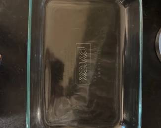 Pyrex 9x13 inch glass baking dish 