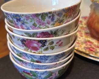 Set of 6 Floral Patterned porcelain bowls 