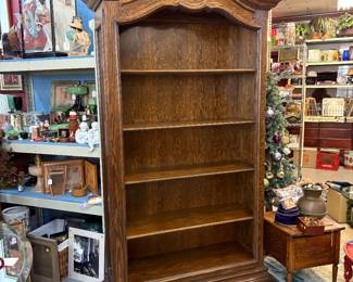 5 Shelves in this beautiful Thomasville solid wood bookcase.