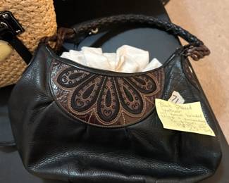 #71	Black pebbled leather w/brown braided strap & Embroidery Brighton  purse w/dust bag	 $25.00 			
