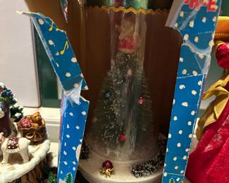 #141	vintage turning musical tree NOTE snow does not fall 	 $25.00 			
