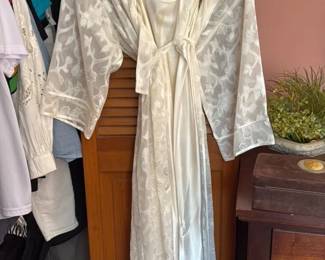 Oscar de la Renta Ivory Lace and Satin Robe Set