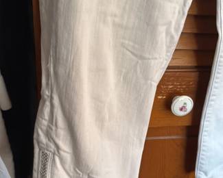 NYDJ White Cropped Jeans with Zipper Detail