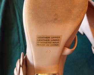 Django & Juliette Women's Nude Leather Flower Accent Mary Jane Heels