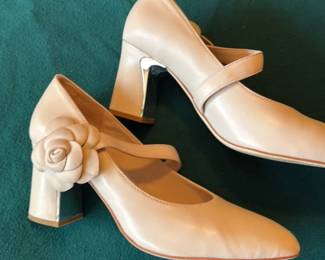 Django & Juliette Women's Nude Leather Flower Accent Mary Jane Heels