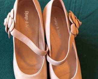 Django & Juliette Women's Nude Leather Flower Accent Mary Jane Heels
