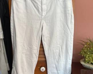 NYDJ White Cropped Jeans with Zipper Detail