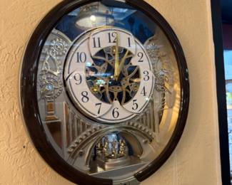 Seiko Medley in Motion Clock plays 19 tunes, 19 crystals very unusual need to see what it does when it chimes