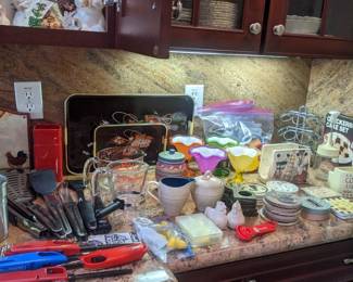 Large selection of kitchenware