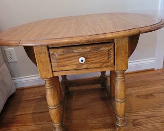 Drop leaf end table