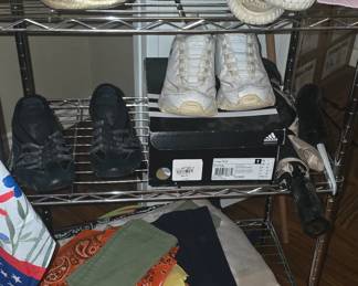 Ladies Shoes - Size 6 - Scarves