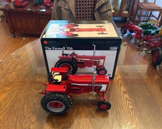 ERTL PRECISION SERIES FARMALL 706 TOY TRACTOR ONE 16 SCALE