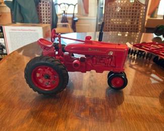 IH FARMALL MTA ERTL TOY TRACTOR