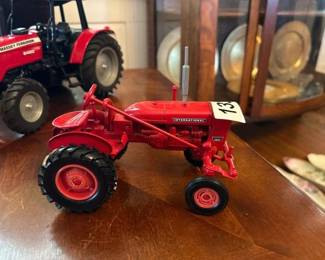 INTERNATIONAL 140 ERTL TOY TRACTOR