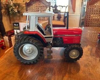 MASSEY FERUSON 3660 TOY TRACTOR