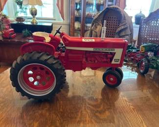 ONE EIGHTH JOSEPH ERTL SCALE MODELS FARMALL 806 TOY TRACTOR