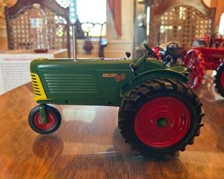 OLIVER ROW CROP 88 SPECCAST TOY TRACTOR
