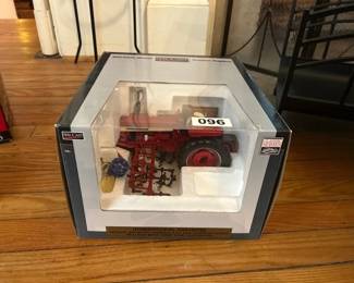 IH FARMALL 544 SPECCAST TOY TRACTOR WITH 4 ROW CULTIVATOR