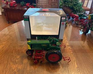 OLIVER 77 W CULTIVATORS SPECCAST TOY TRACTOR WITH BOX