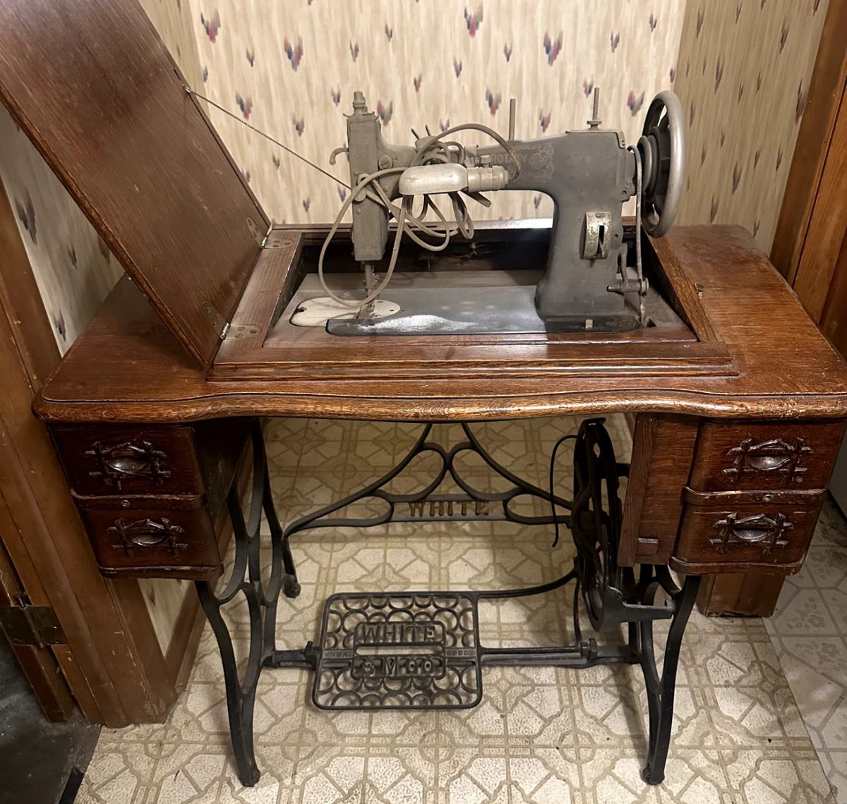 1antique sewing machine
