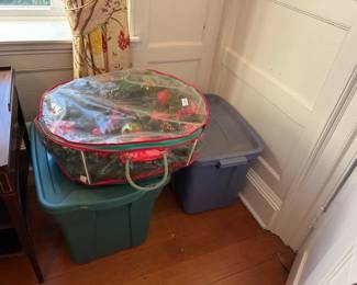 CHRISTMAS WREATH AND TOTES OF CHRISTMAS MISC