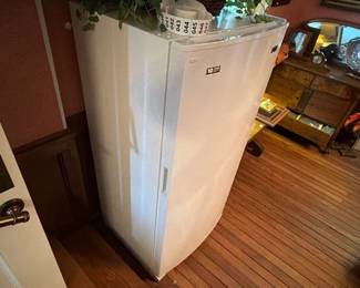 MAYTAG UPRIGHT FREEZER