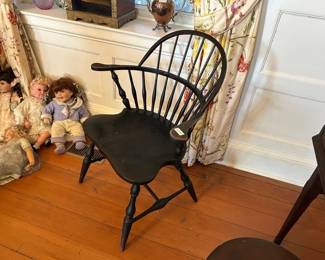 ANTIQUE WOODEN CHAIR